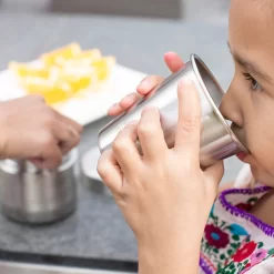 Drinkbeker Klean Kanteen Brushed Stainless 295 Ml (4-Delig) -Kortingswinkel voor buitenkeukens KSSC10 RT Girl Snack 10oz cup lifestyle 1024x