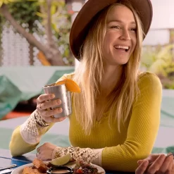 Drinkbeker Klean Kanteen Brushed Stainless 295 Ml (4-Delig) -Kortingswinkel voor buitenkeukens KSSC10 RT steel cup smiling lifestyle 1024x