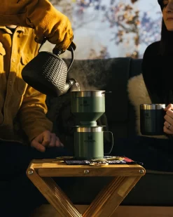 Thermosbeker Stanley The Legendary Camp Mug Wine 0,35L -Kortingswinkel voor buitenkeukens Stanley20 20Classic20Campaign20 20Social20Media20 20Cropped20Images20 20108020x20135020px20 205 3